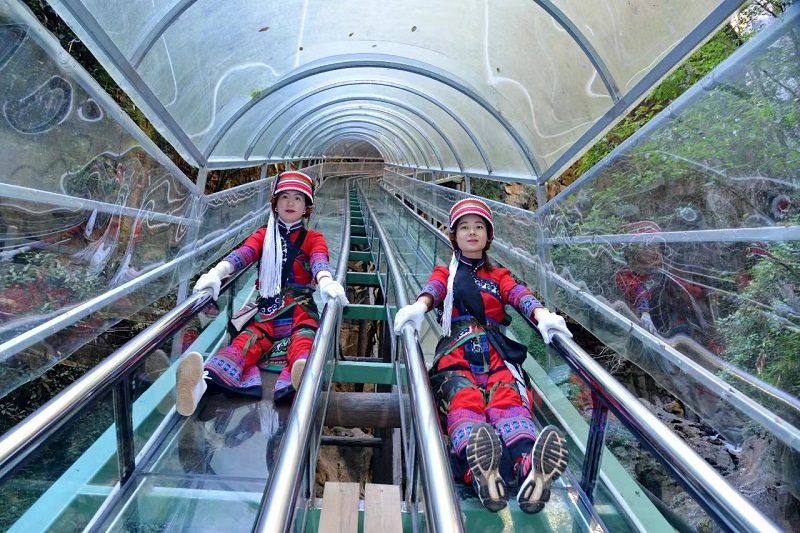 云南省宜良縣九鄉國家4A 級景區(qū)玻璃滑道